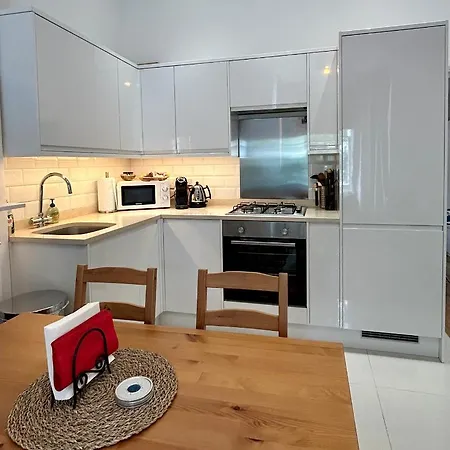 1 Bedroom Apartment In Shepherds Bush, London